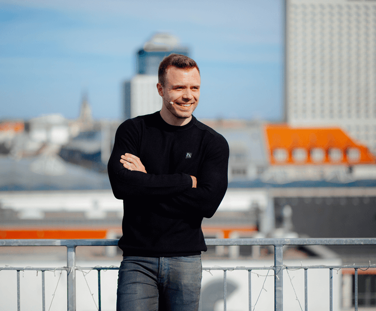 Benjamin Friedrich, BU-Versicherungsexperte, auf einer Dachterrasse