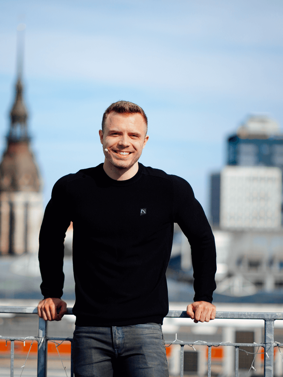 Benjamin Friedrich, BU-Versicherungsexperte, auf einer Dachterrasse