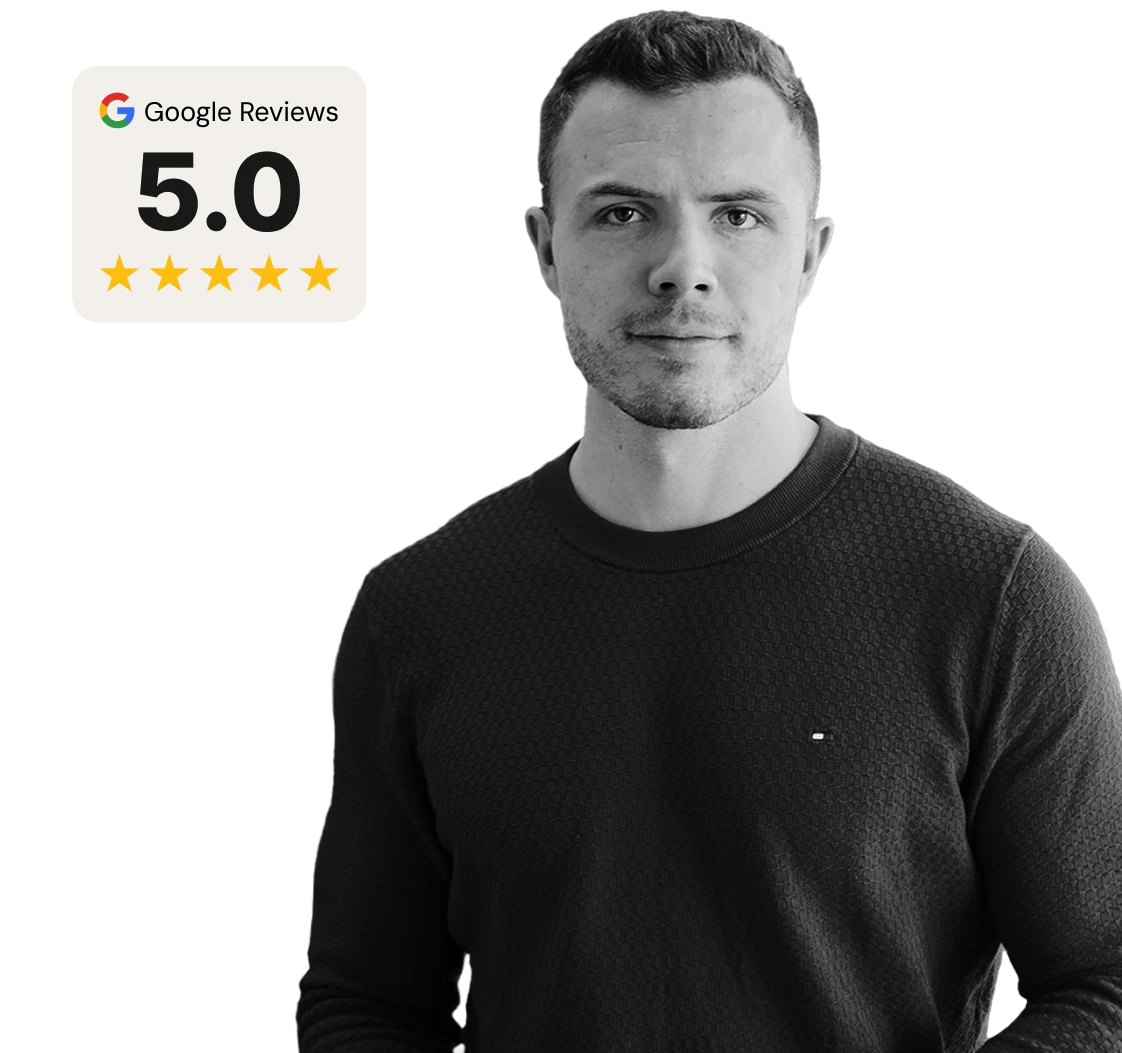 Schwarz weiß Bild von Benjamin Friedrich mit Google Bewertungs-Badge mit 5 Sternen
